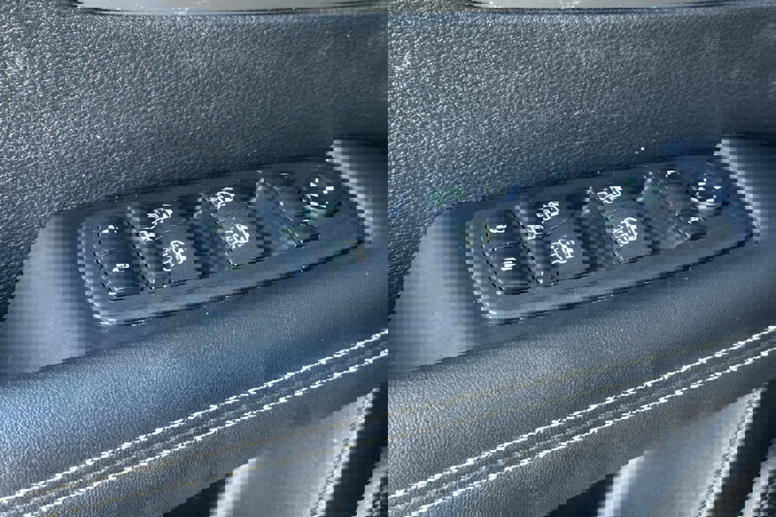 Used 2025 Chrysler Pacifica Select w/ Uconnect Theater Family Group image 13