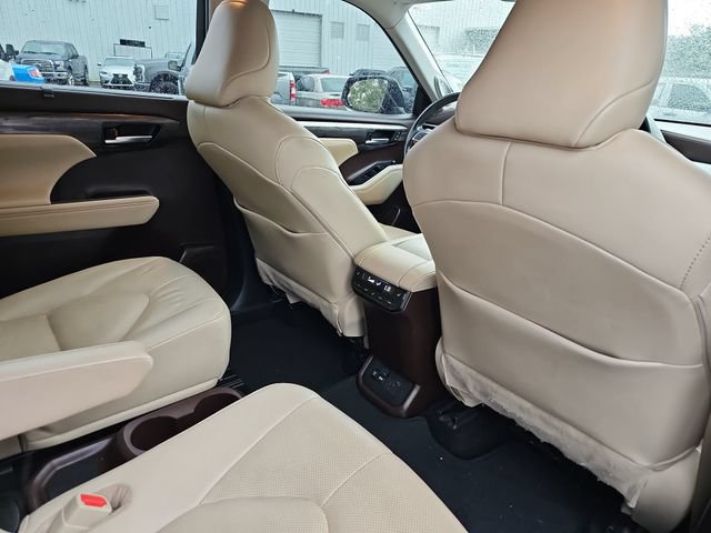 Used 2021 Toyota Highlander Platinum FWD image 13