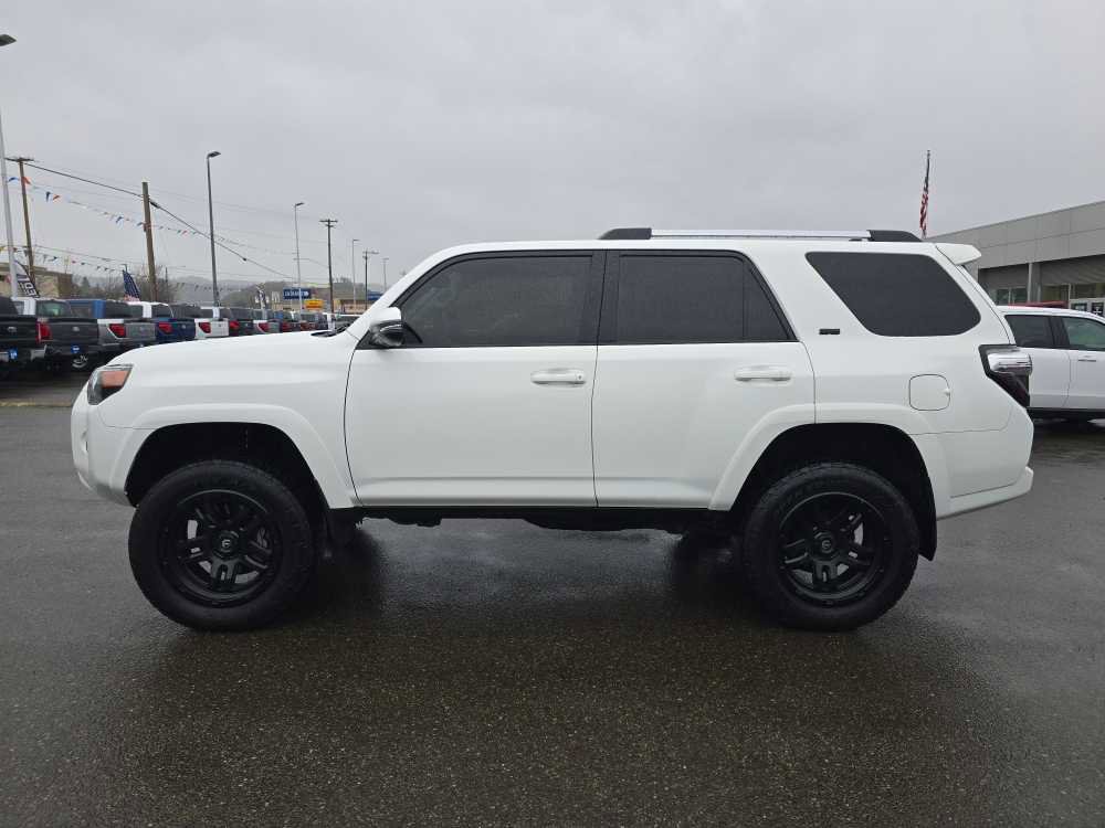 Used 2022 Toyota 4Runner SR5 Premium image 2