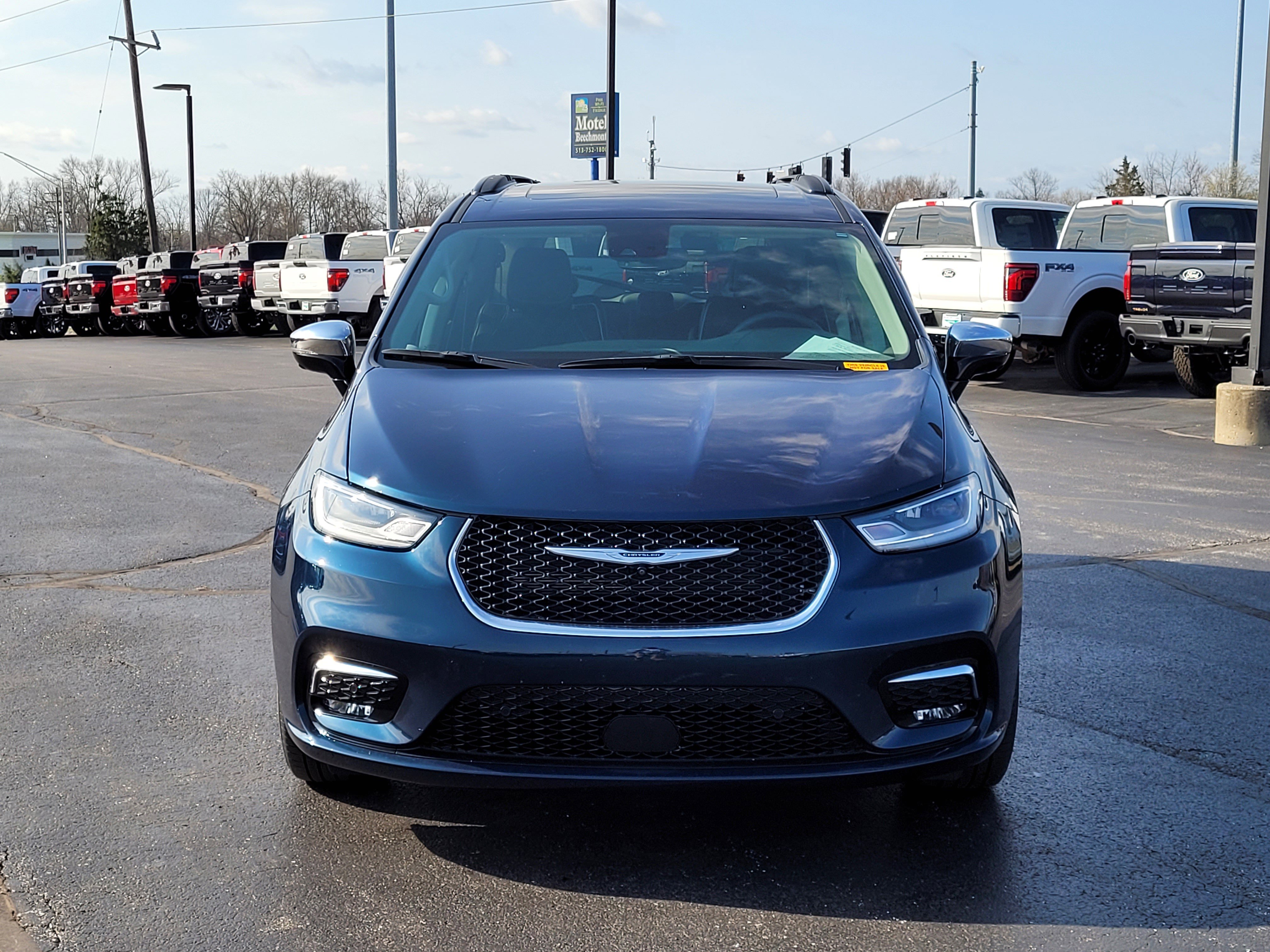 Used 2023 Chrysler Pacifica Limited image 9