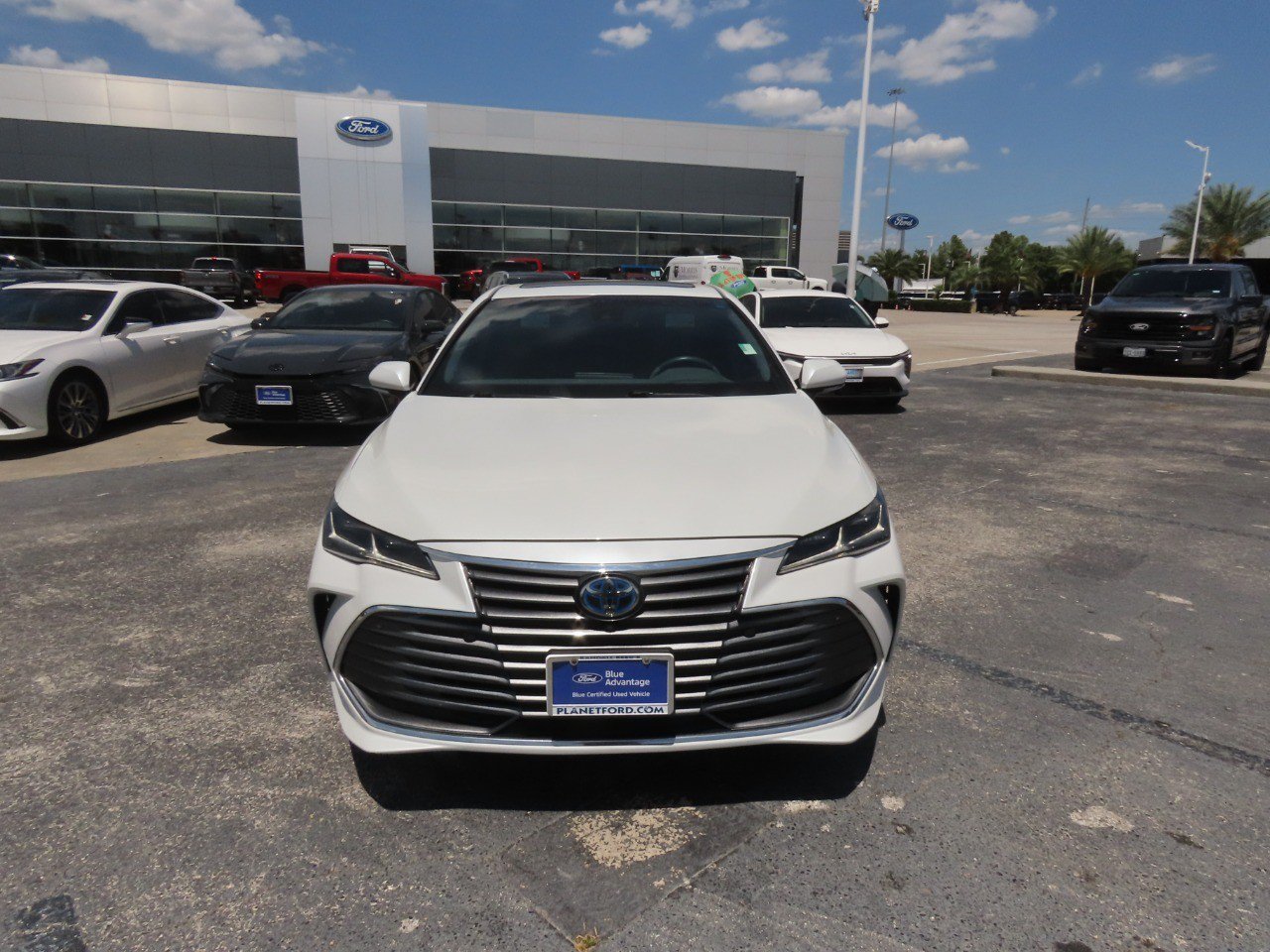 Used 2022 Toyota Avalon Limited w/ Advanced Safety Package FWD image 4
