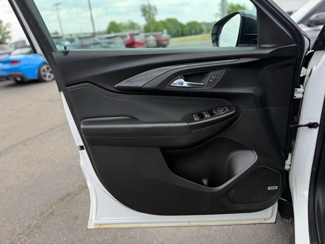 Used 2022 Chevrolet TrailBlazer RS w/ Technology Package FWD image 11