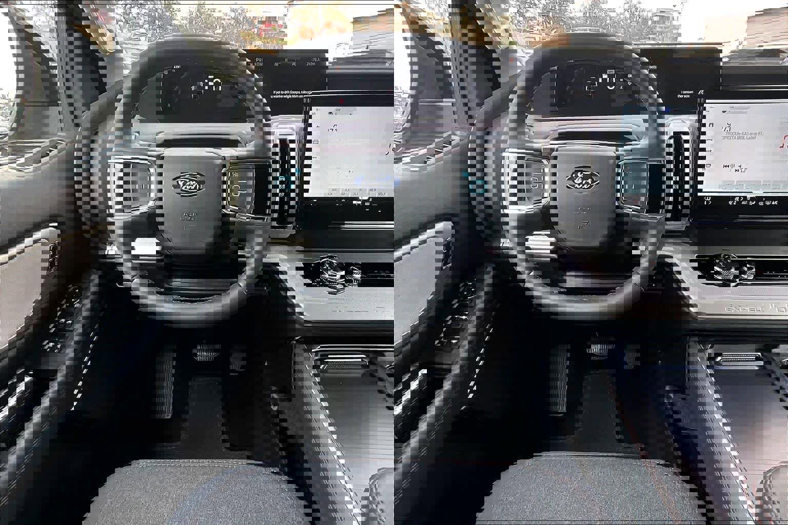 Certified 2025 Ford Expedition Active image 5