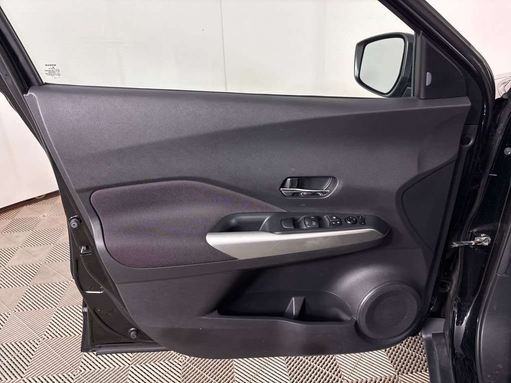 Used 2019 Nissan Kicks SV FWD image 16