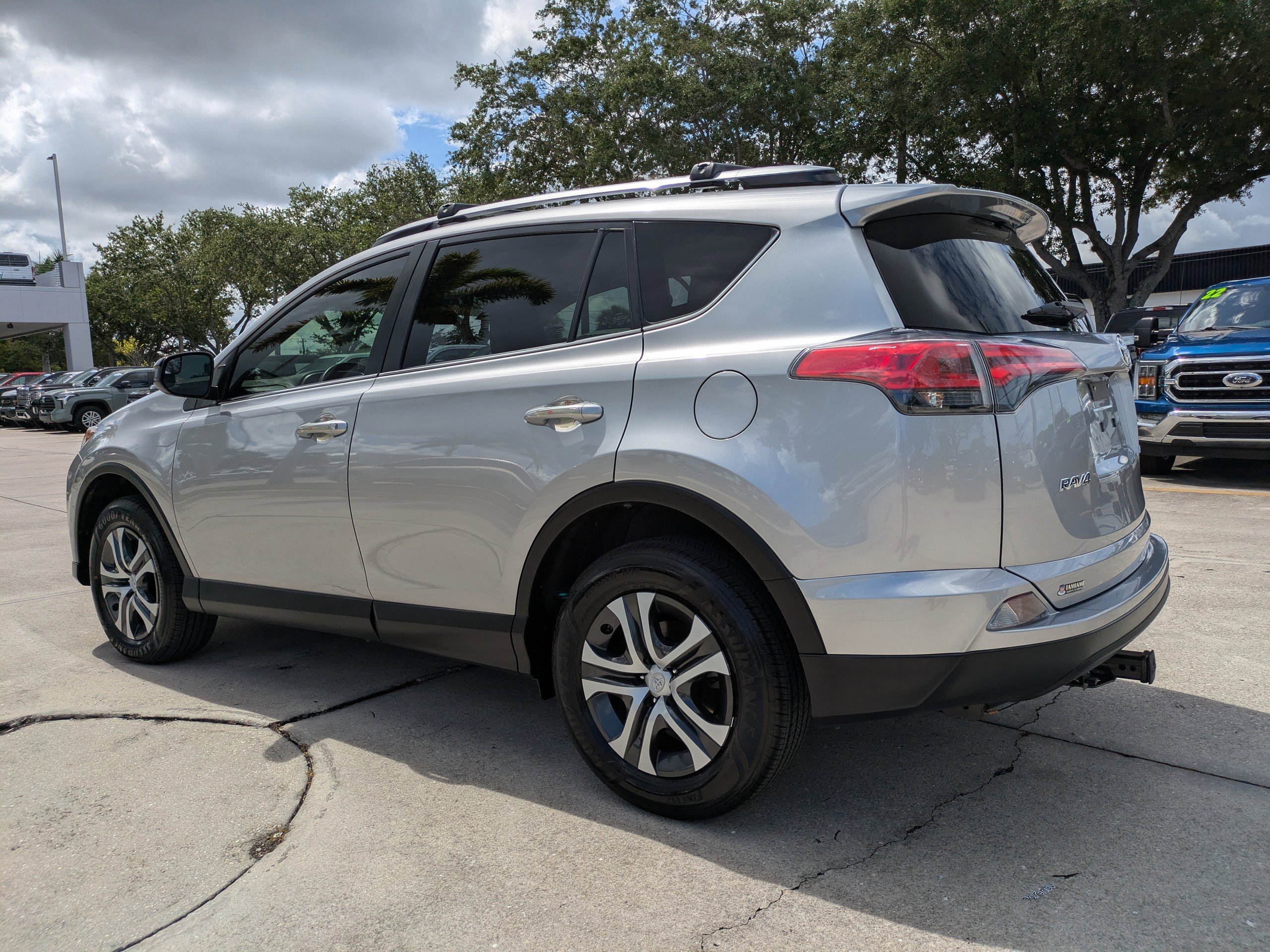 Used 2018 Toyota RAV4 LE w/ All Weather Liner Package FWD image 6