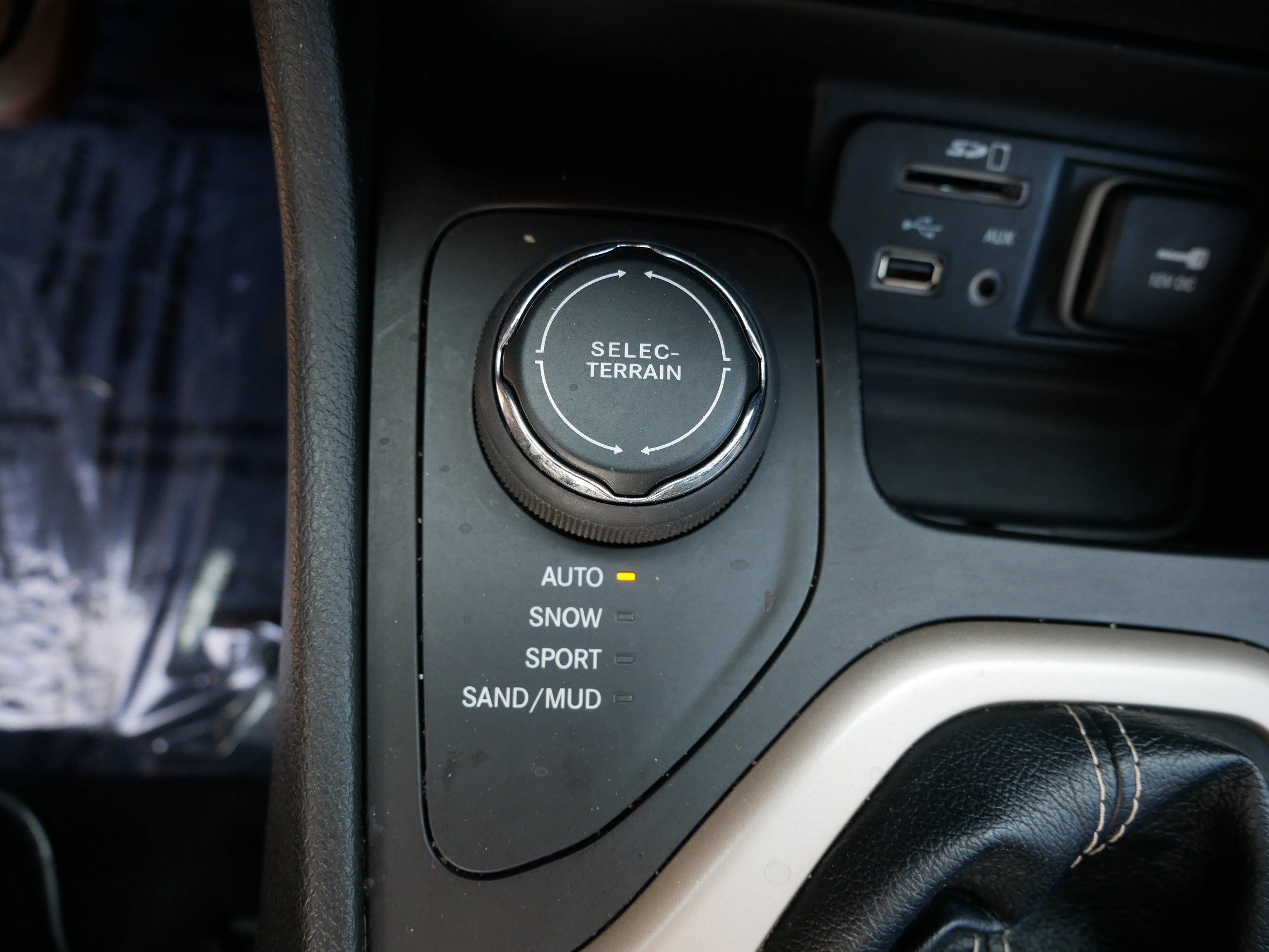 Used 2018 Jeep Cherokee Latitude w/ Safety Group AWD/4WD image 31
