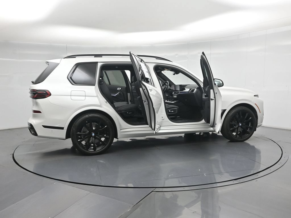 Used 2025 BMW X7 xDrive40i w/ M Sport Package AWD/4WD image 4