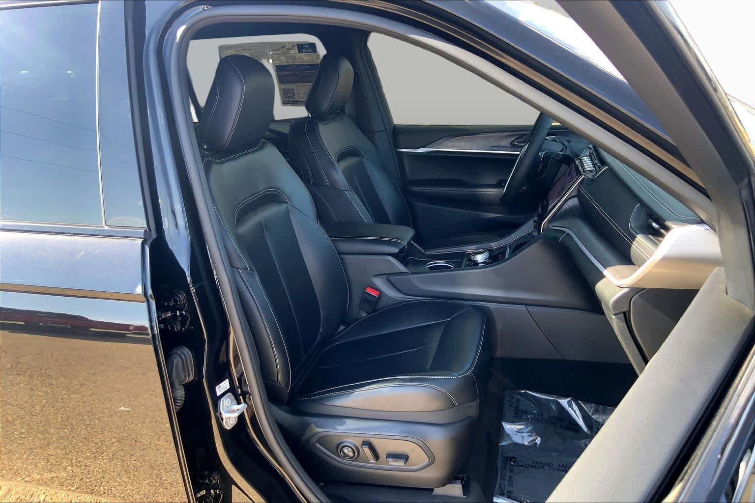 Used 2025 Jeep Grand Cherokee L Limited w/ Black Appearance Package RWD image 9
