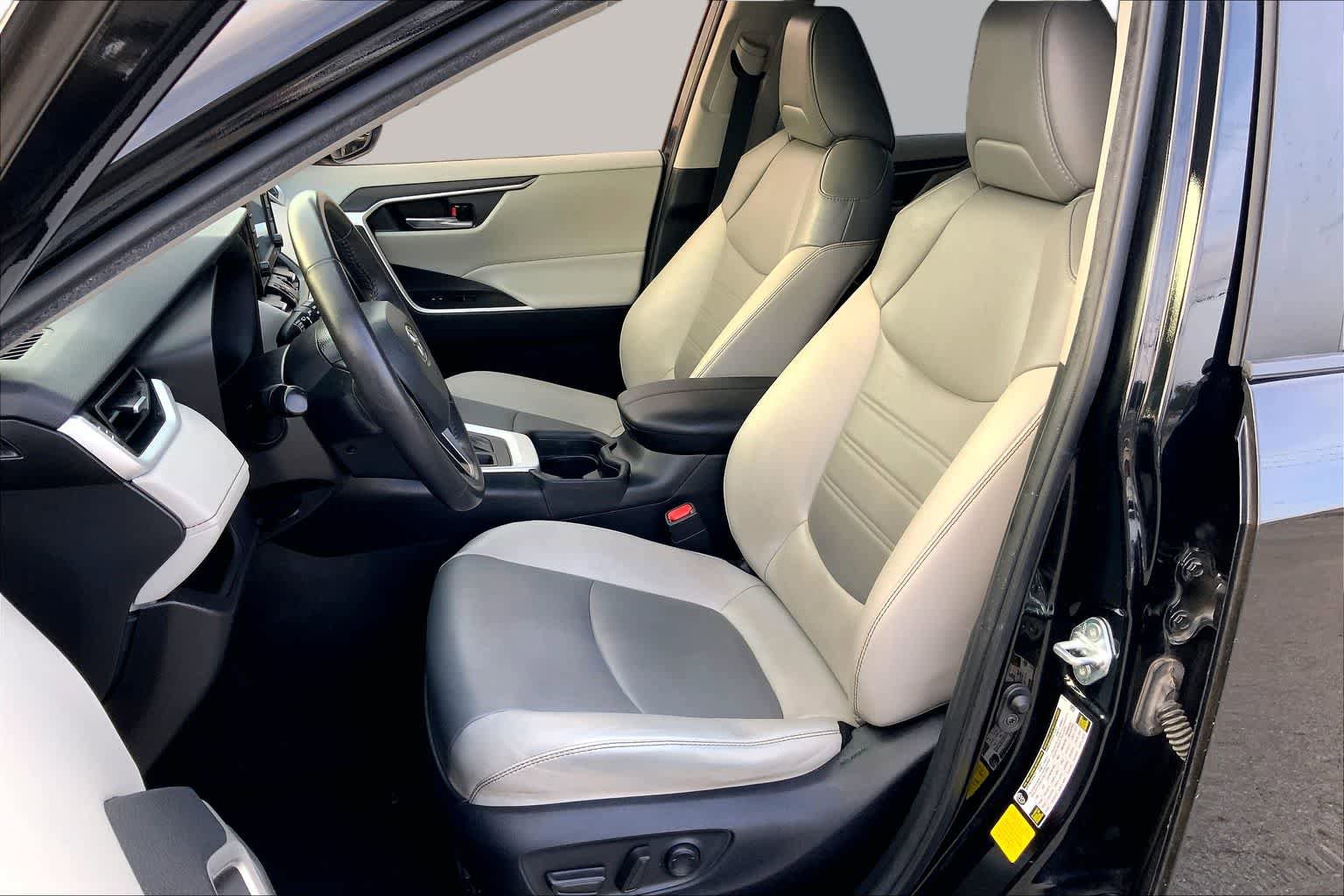 Used 2021 Toyota RAV4 XLE Premium FWD image 7