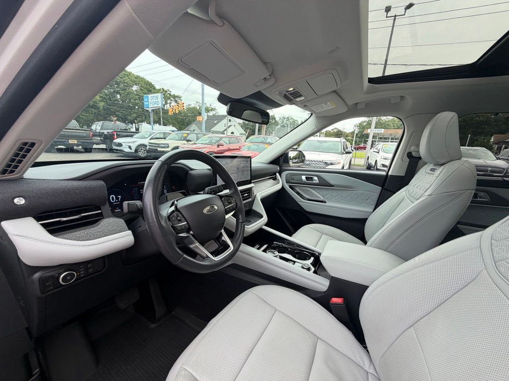 Certified 2025 Ford Explorer Platinum w/ Ultimate Package AWD/4WD image 20