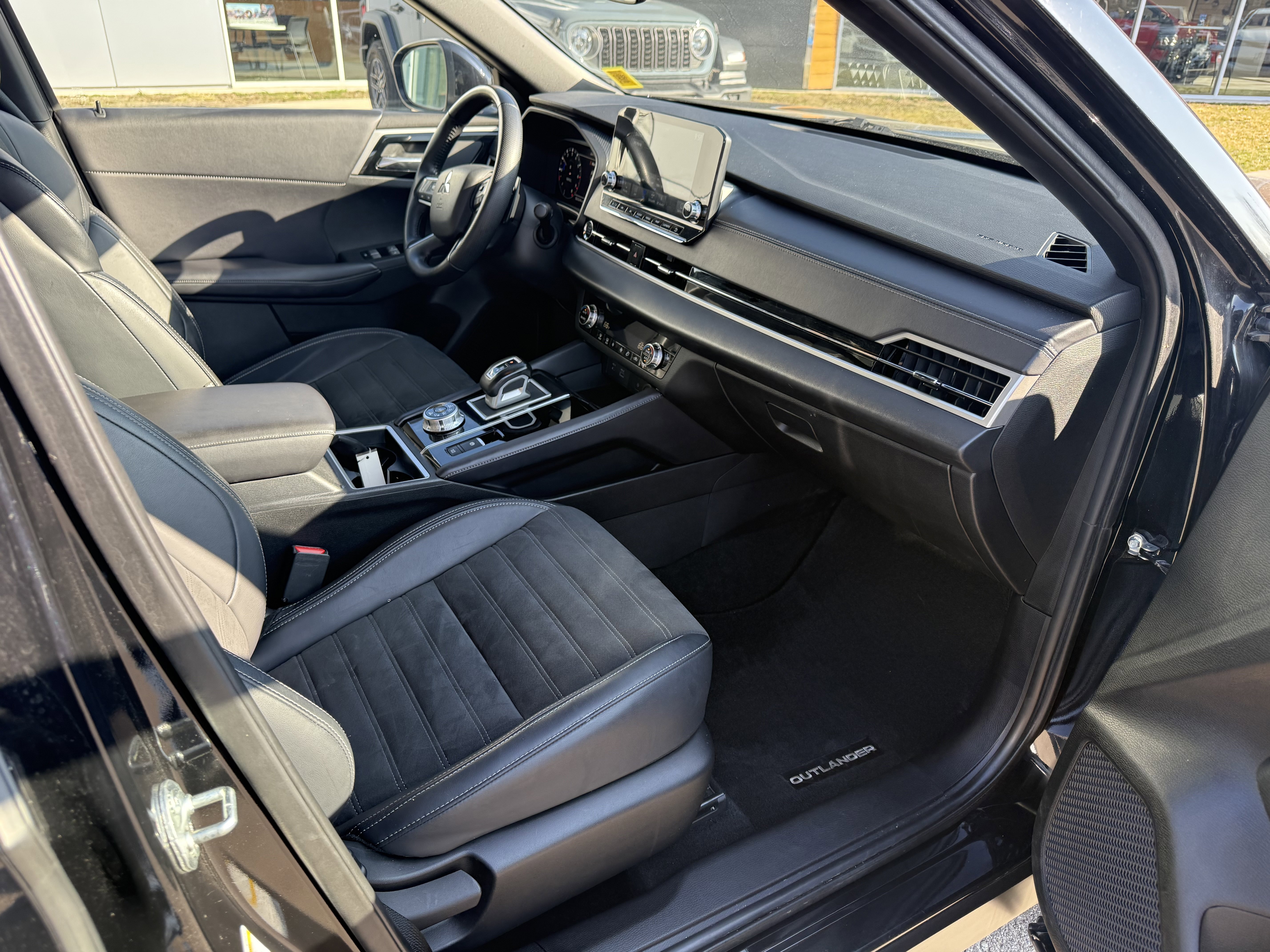 Used 2024 Mitsubishi Outlander AWD image 11