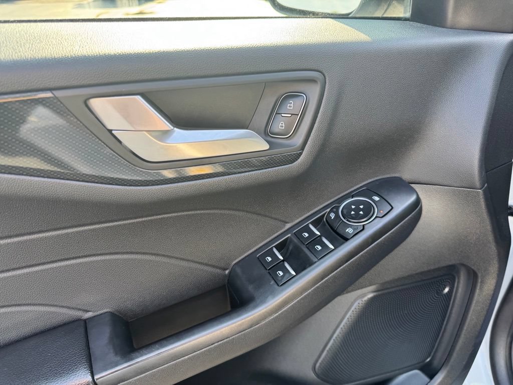 Certified 2025 Ford Escape ST-Line Select AWD/4WD image 3
