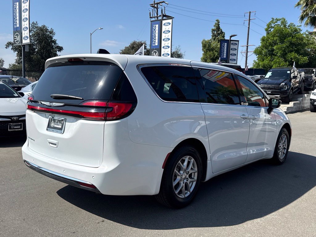 Used 2024 Chrysler Pacifica Touring-L FWD image 13