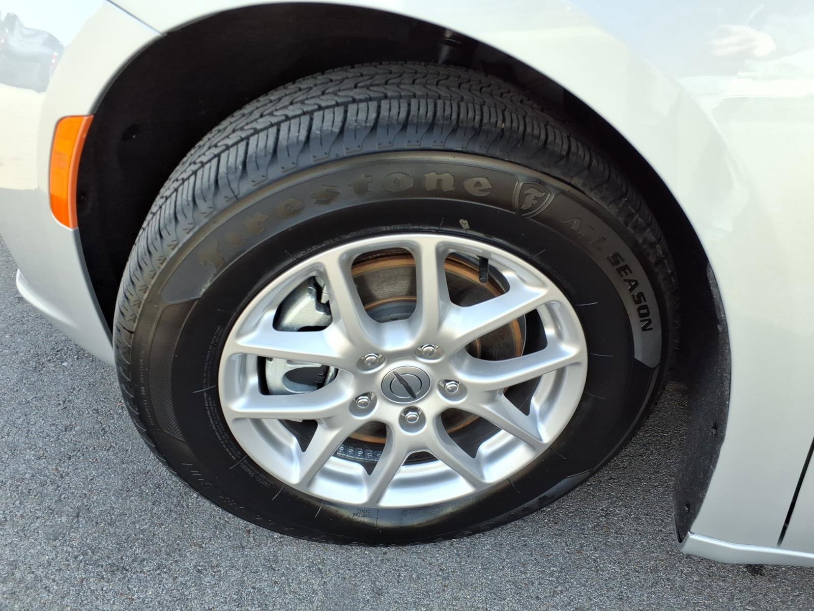 Used 2024 Chrysler Pacifica Touring-L image 9