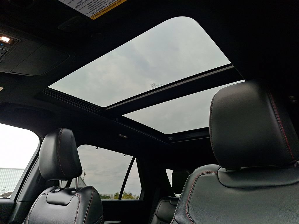 Certified 2025 Ford Explorer ST-Line w/ Premium Package AWD/4WD image 17