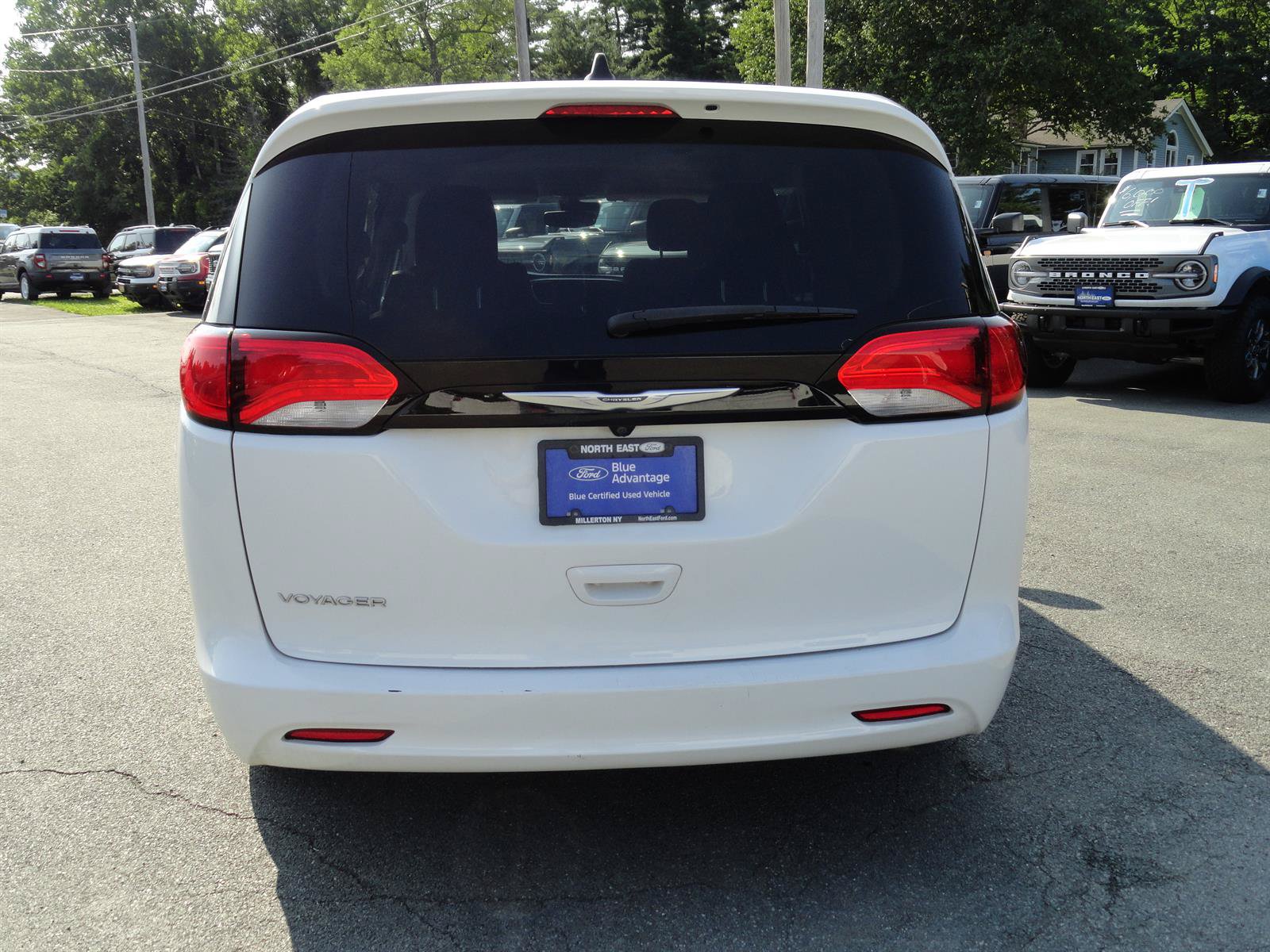 Used 2023 Chrysler Voyager LX FWD image 6