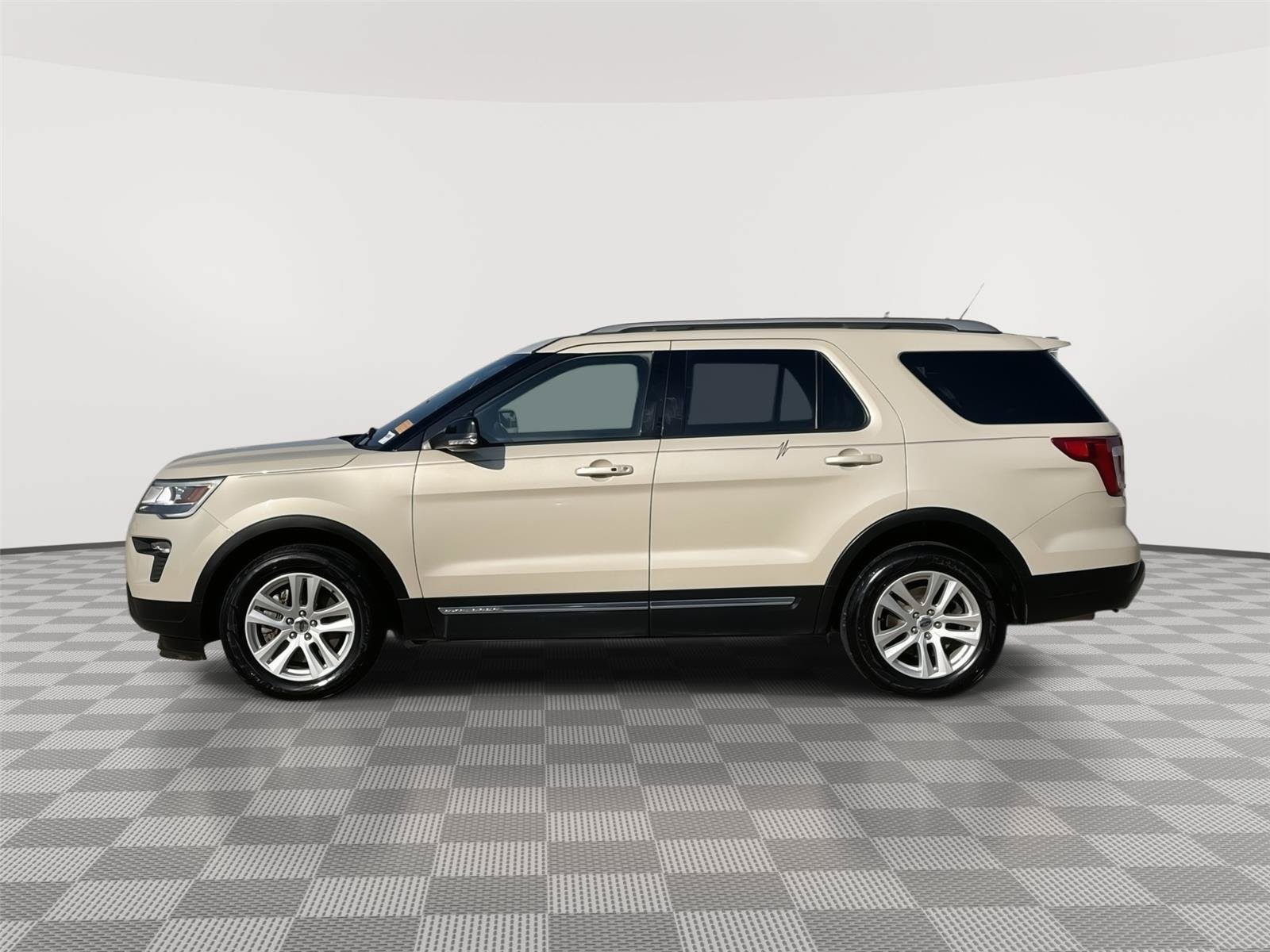 Certified 2018 Ford Explorer XLT w/ Equipment Group 202A AWD/4WD image 2