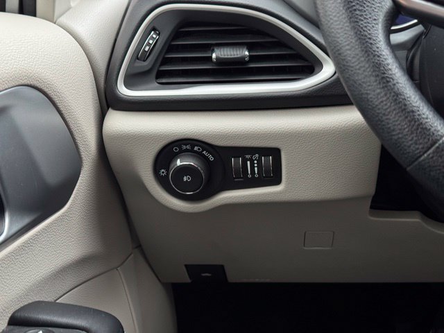 Used 2019 Chrysler Pacifica Touring Plus FWD image 35