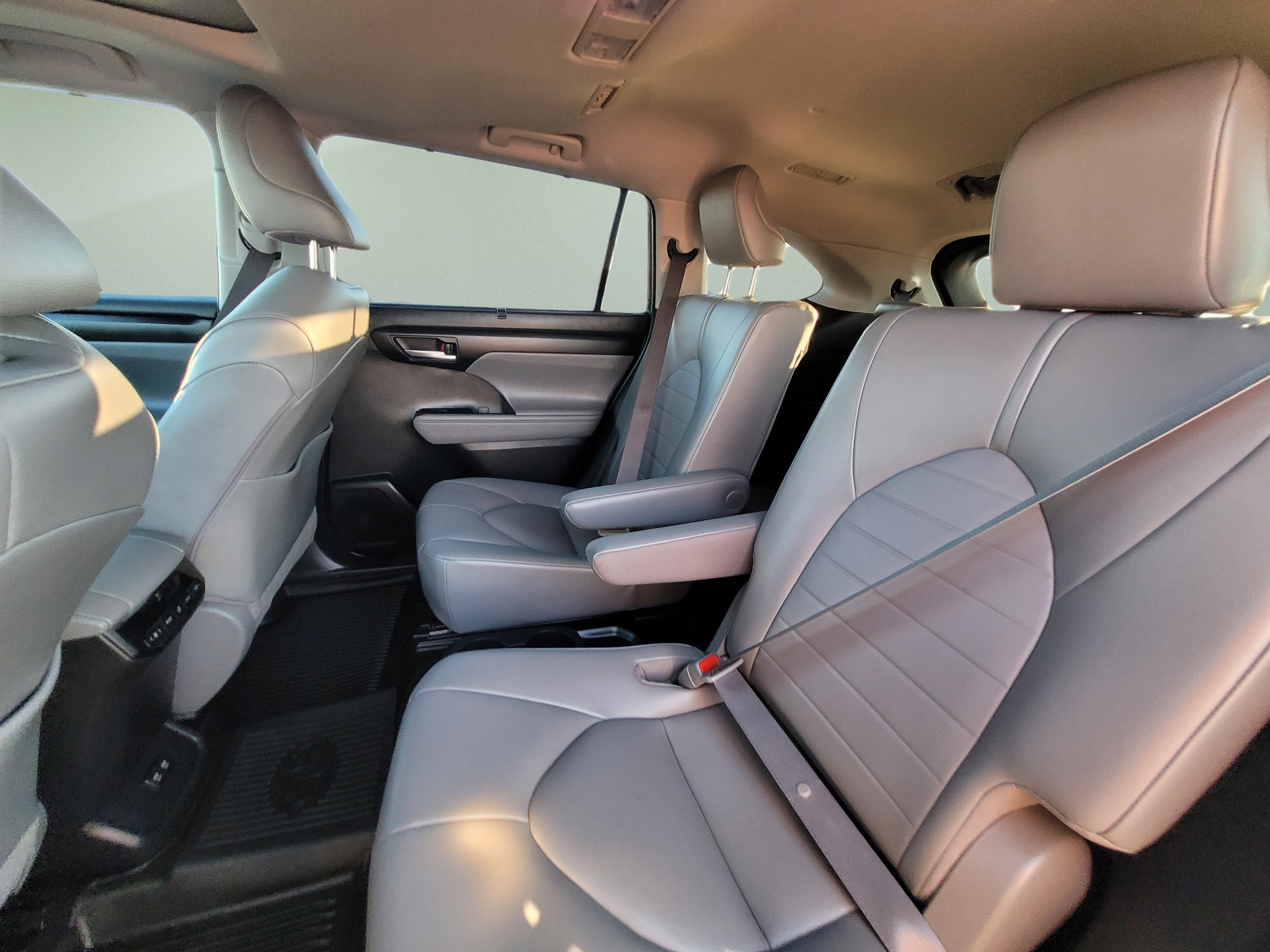 Used 2020 Toyota Highlander XLE AWD/4WD image 16
