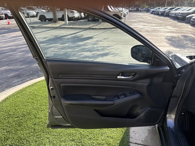 Used 2024 Nissan Altima 2.5 SV FWD image 11