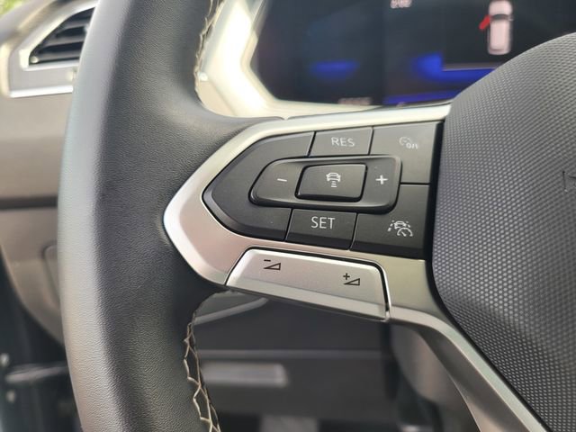 Used 2023 Volkswagen Tiguan SE w/ Panoramic Sunroof Package FWD image 29