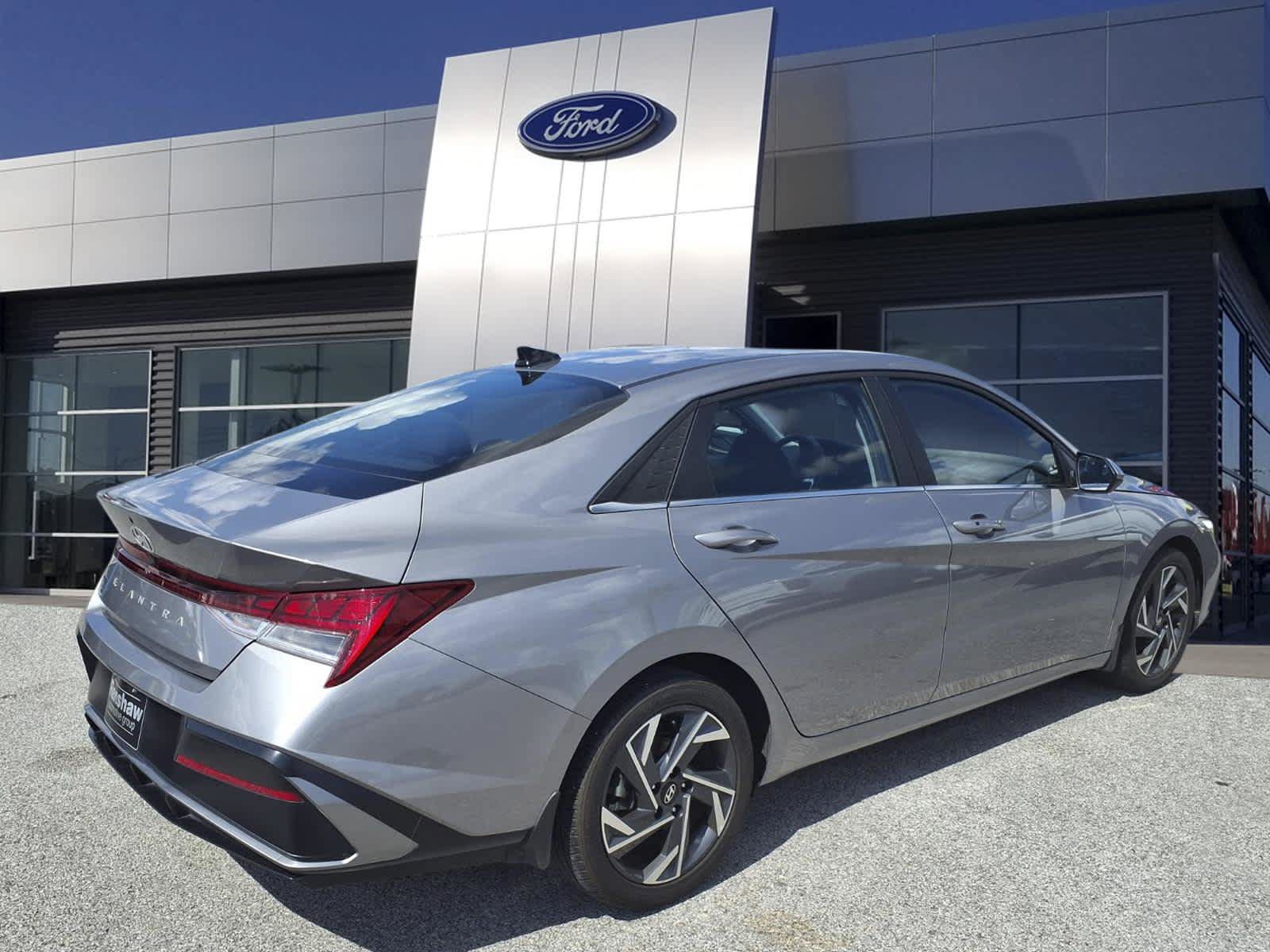 Used 2025 Hyundai Elantra SEL FWD image 2