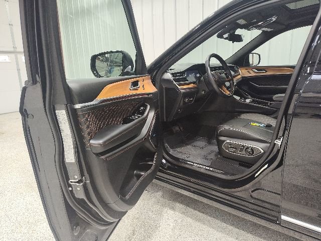Used 2023 Jeep Grand Cherokee L Summit AWD/4WD image 9
