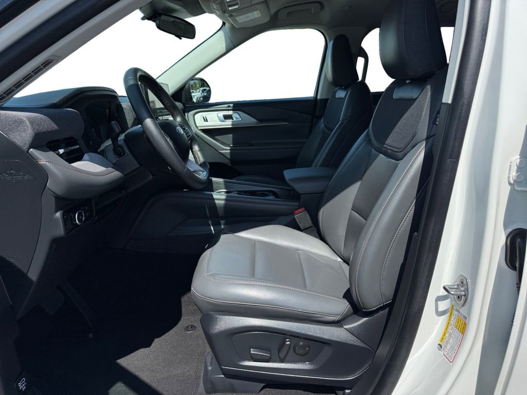 Certified 2025 Ford Explorer Active w/ Active Comfort Package RWD image 9