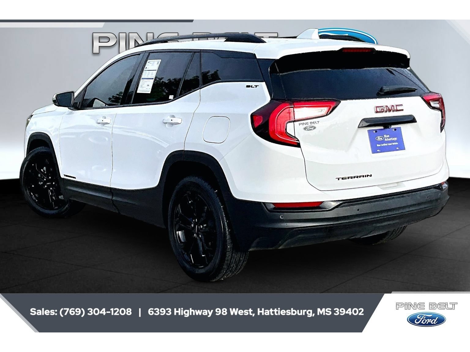 Used 2022 GMC Terrain SLT w/ Tech Package FWD image 2