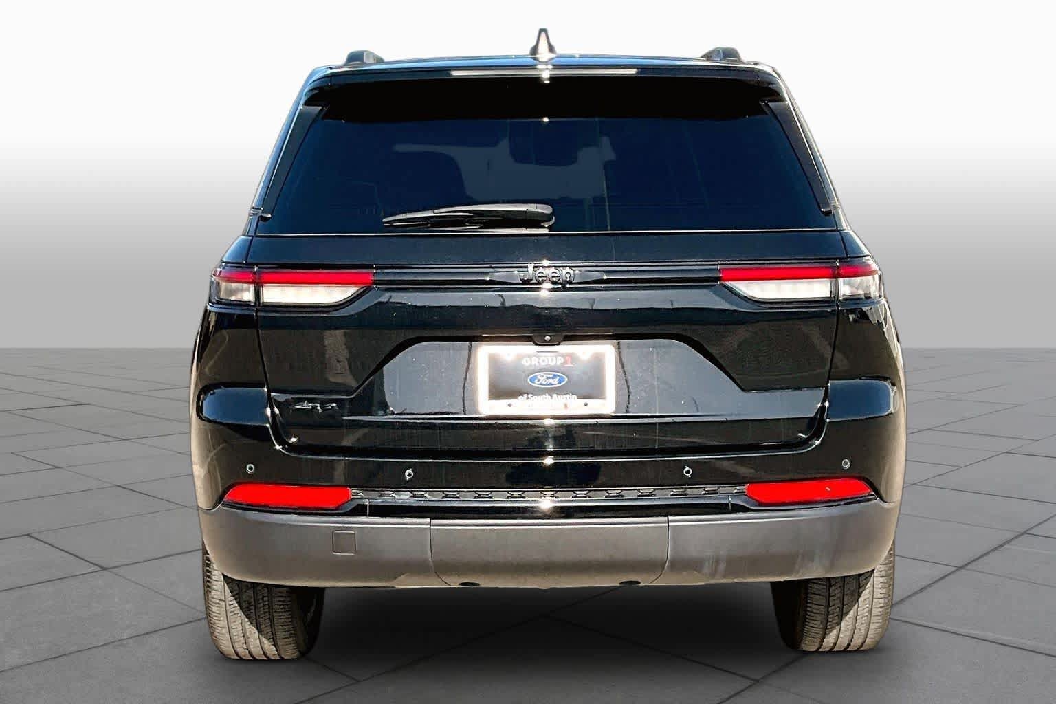 Used 2024 Jeep Grand Cherokee Altitude AWD/4WD image 5