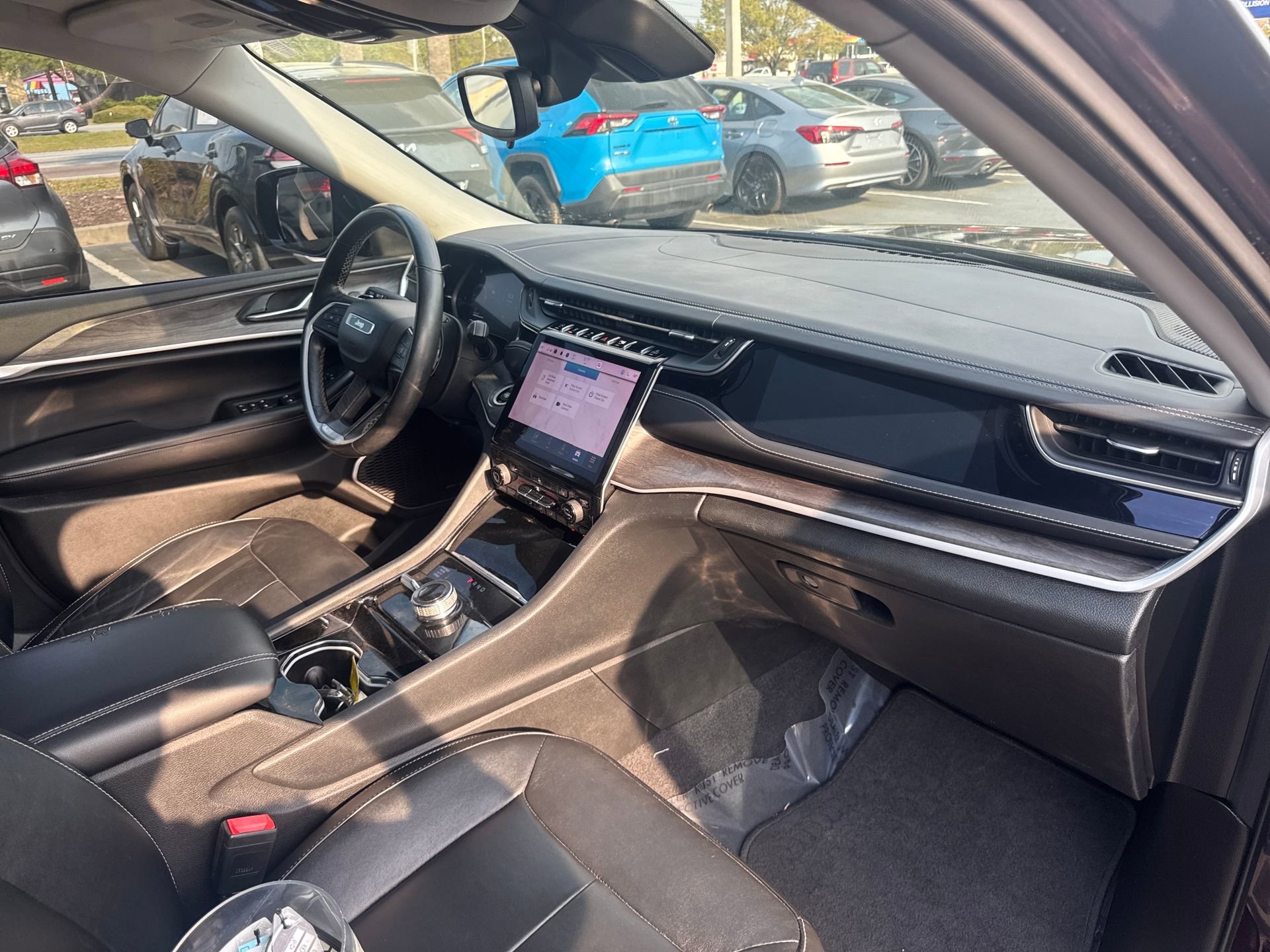 Used 2022 Jeep Grand Cherokee L Limited w/ Black Appearance Package image 11