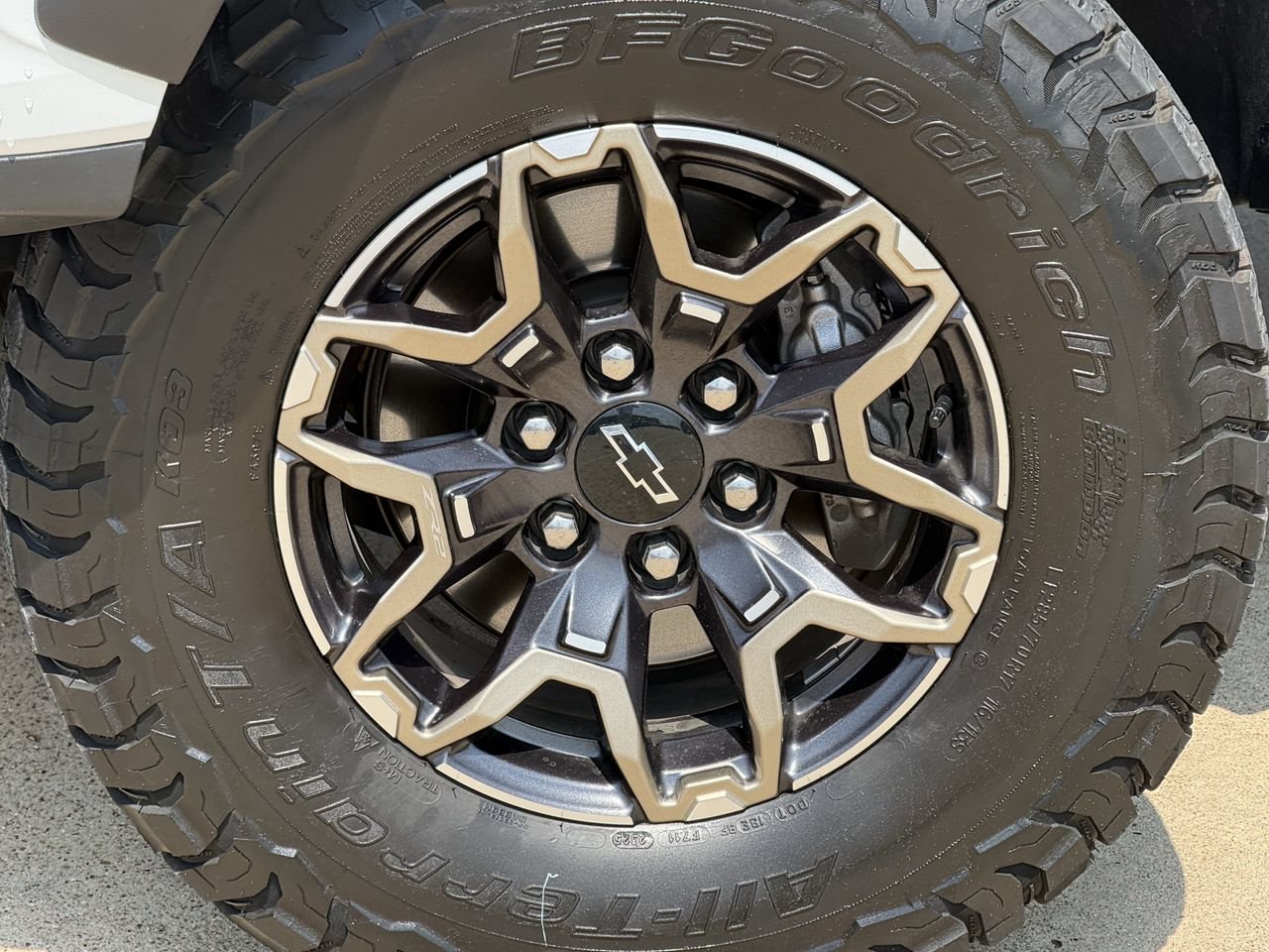 Used 2024 Chevrolet Colorado ZR2 w/ Technology Package AWD/4WD image 9