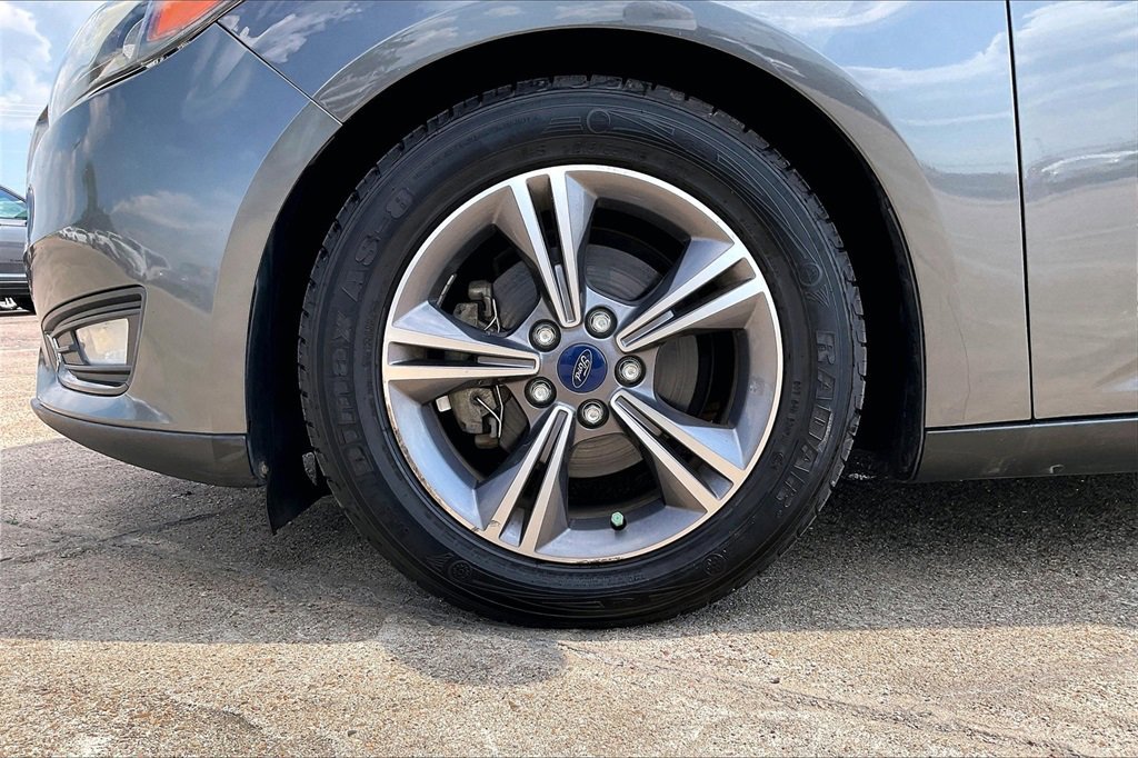 Certified 2018 Ford Focus SE w/ SE Appearance Package image 33