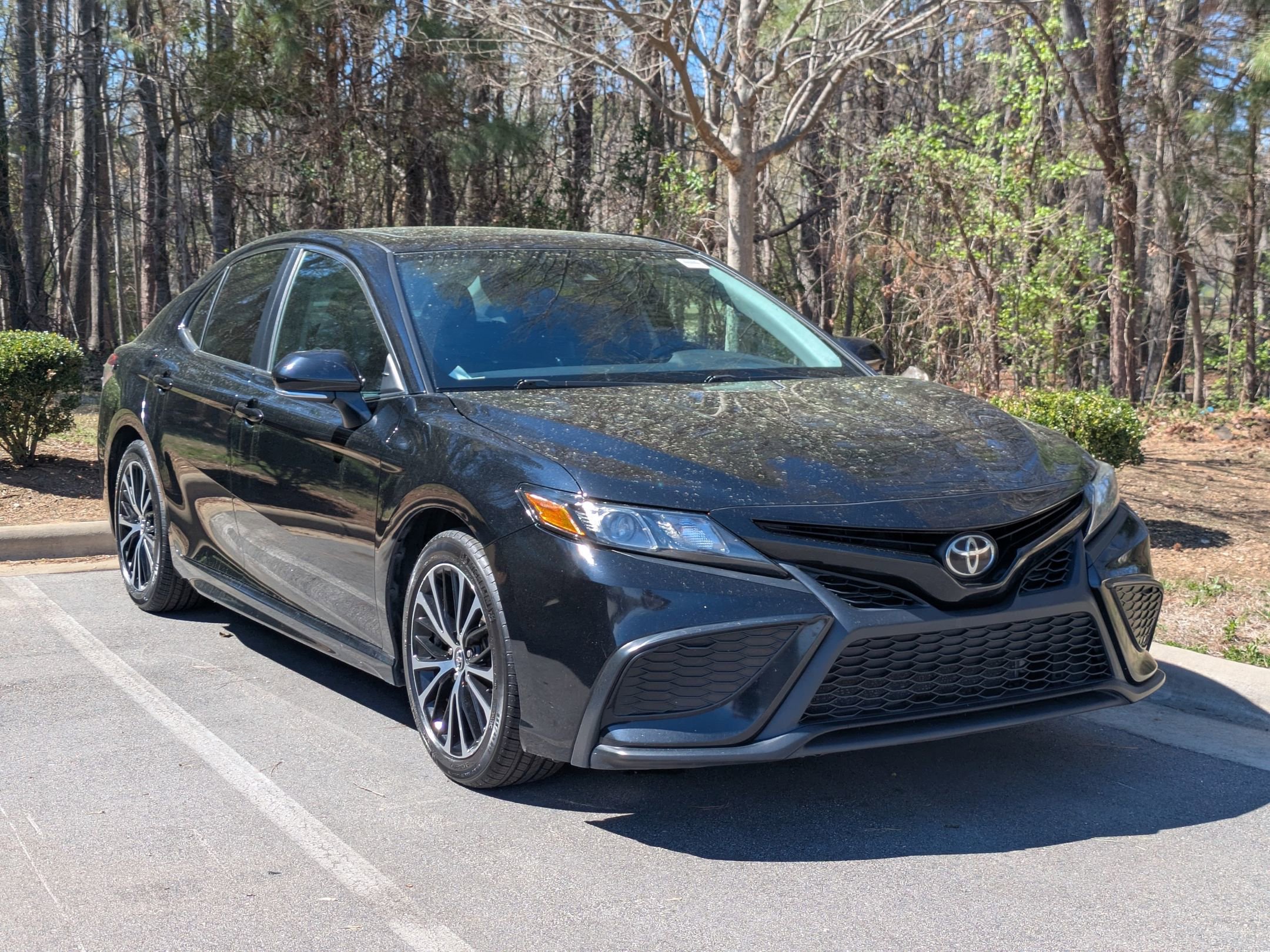 Used 2021 Toyota Camry SE image 2