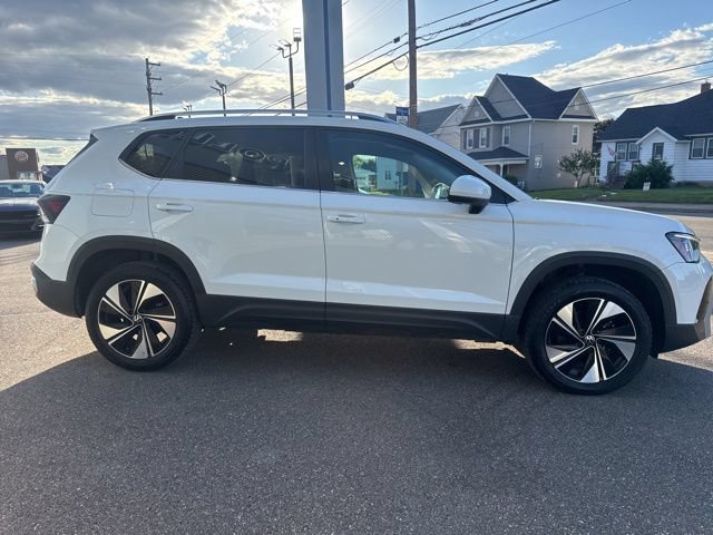 Used 2025 Volkswagen Taos SE AWD/4WD image 5