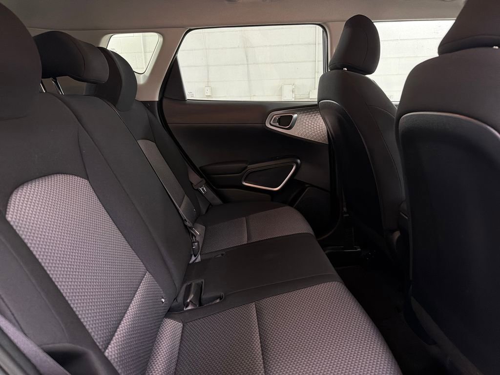 Used 2025 Kia Soul LX w/ LX Technology Package FWD image 28