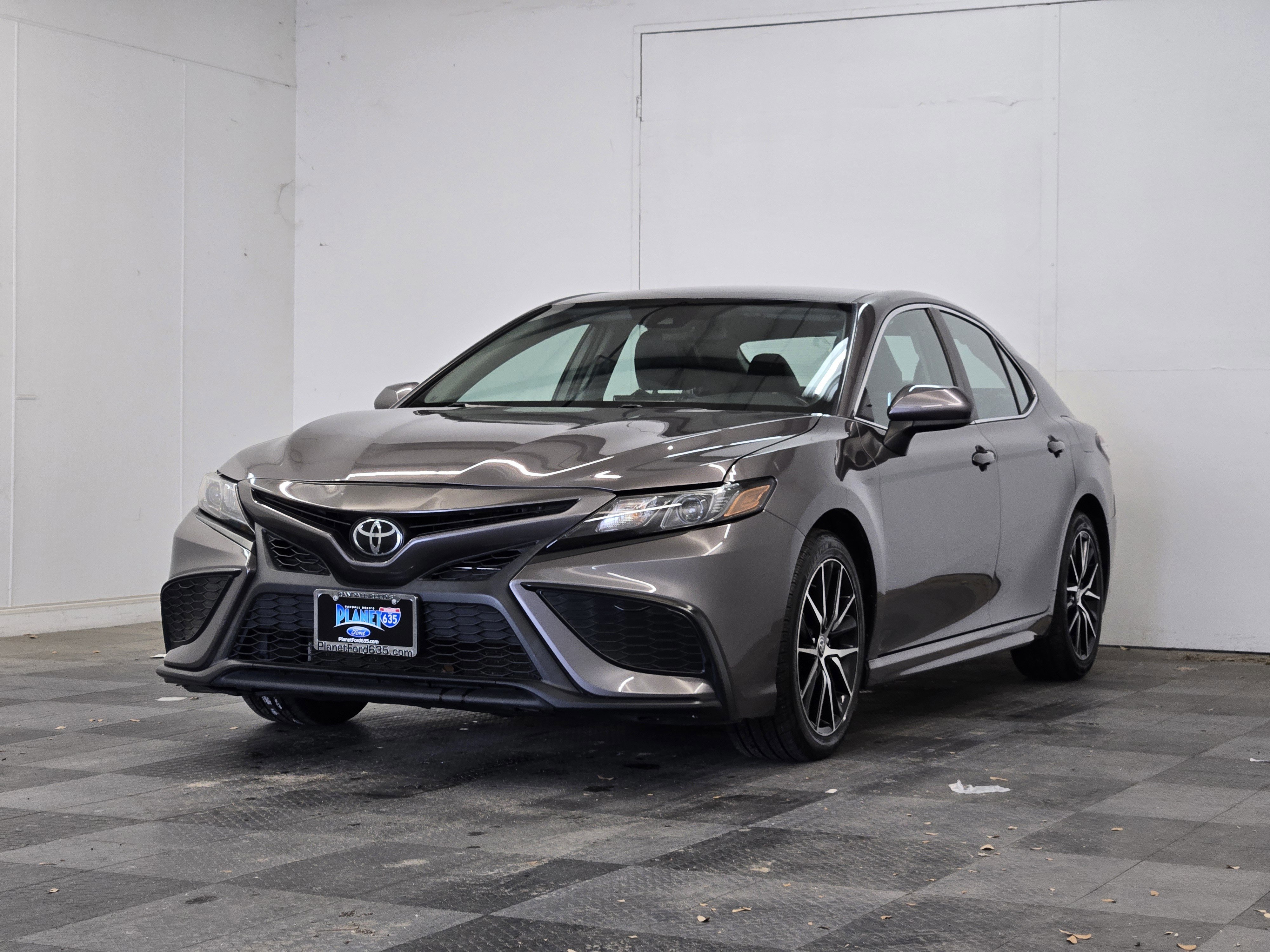 Used 2021 Toyota Camry SE FWD image 1