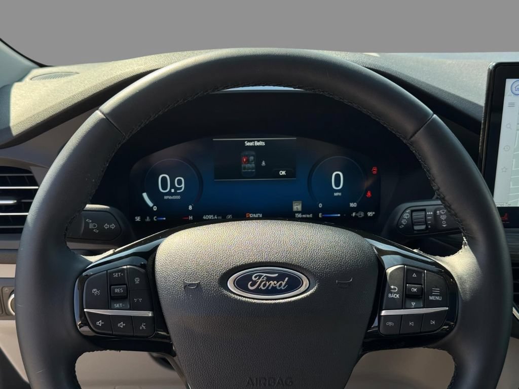 Certified 2024 Ford Escape Platinum w/ Class II Trailer Tow Package AWD/4WD image 27