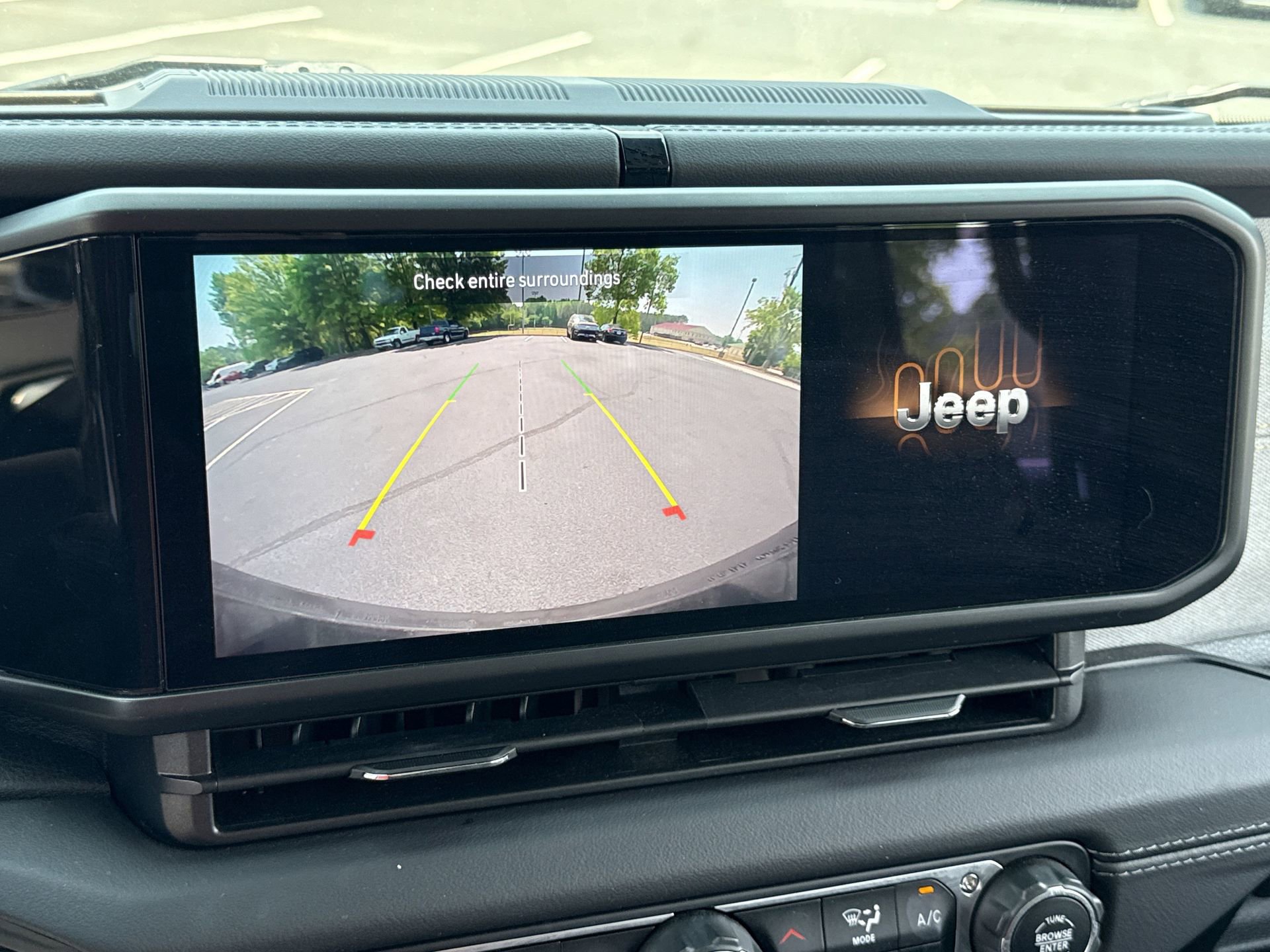 Used 2025 Jeep Wrangler Unlimited Sahara w/ Safety Group image 8