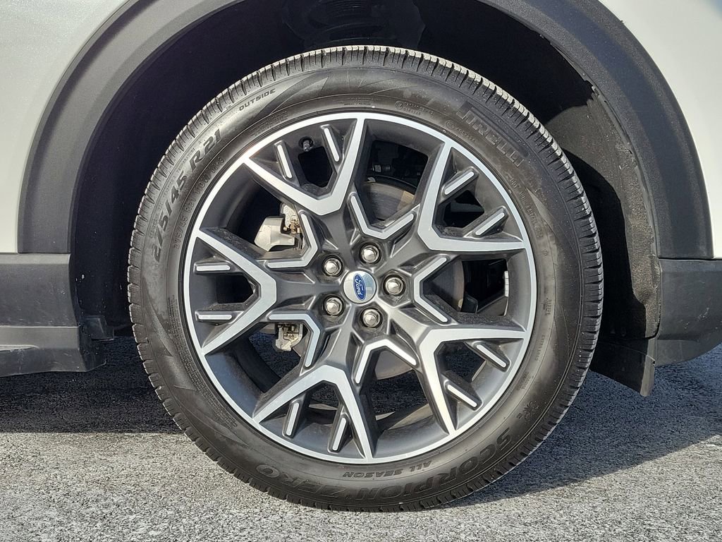 Certified 2025 Ford Explorer Platinum w/ Ultimate Package AWD/4WD image 5