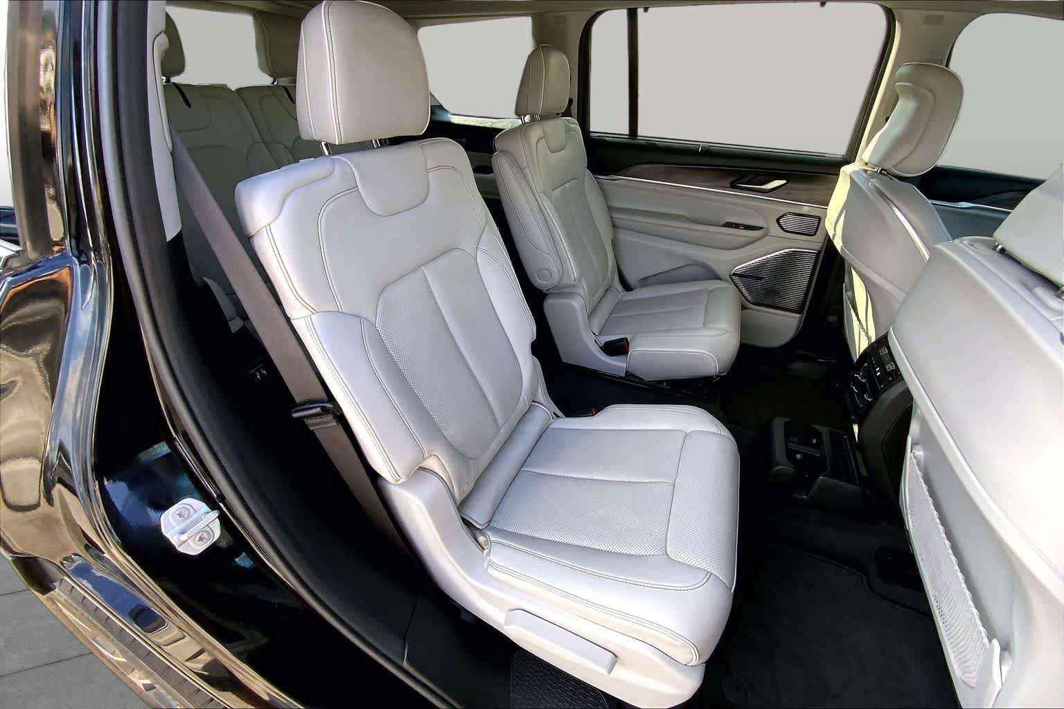 Used 2021 Jeep Grand Cherokee L Overland w/ Luxury Tech Group IV RWD image 39