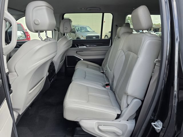 Used 2022 Jeep Wagoneer Series III AWD/4WD image 18