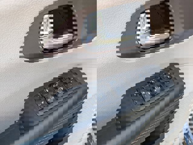 Used 2023 Chrysler Voyager LX image 8