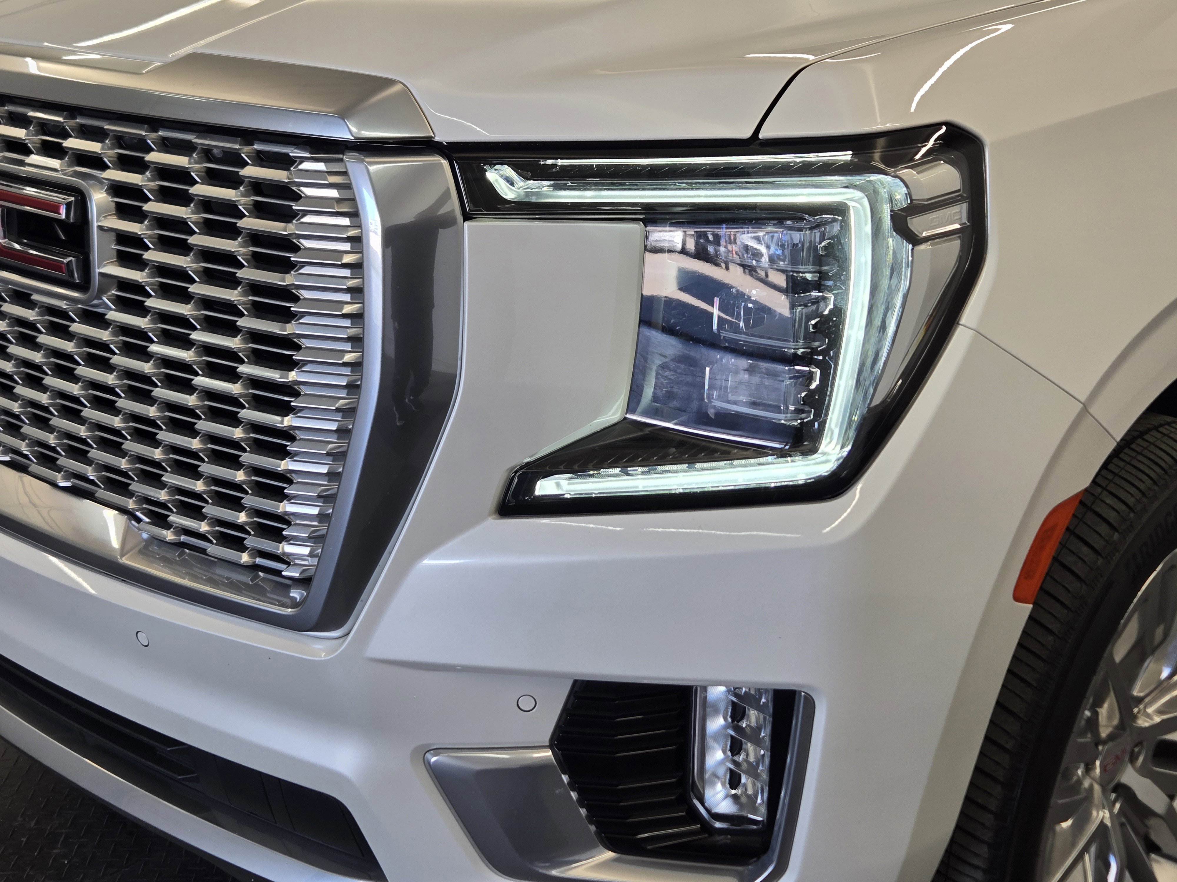 Used 2023 GMC Yukon XL Denali w/ Advanced Technology Package image 8