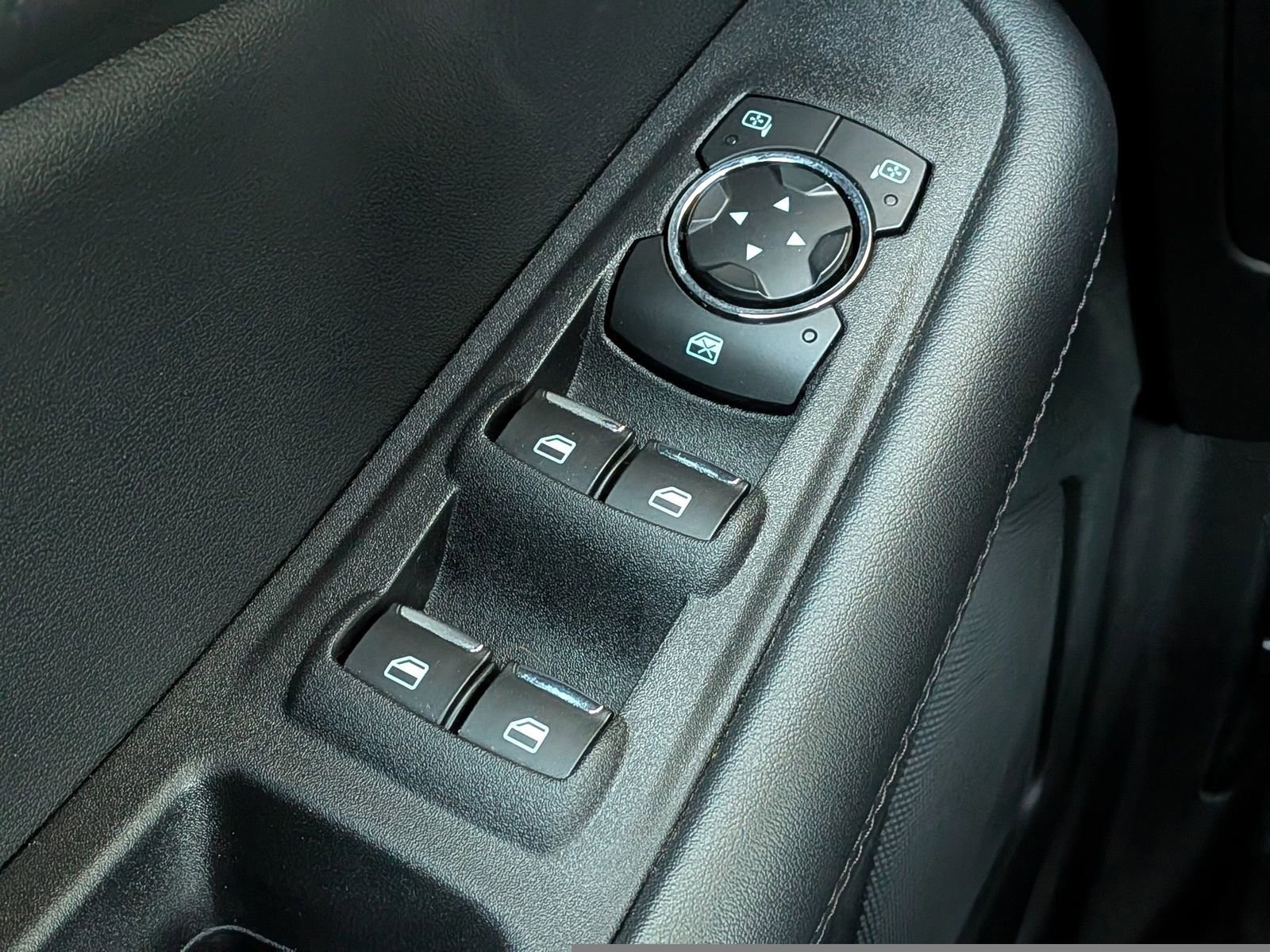 Certified 2024 Ford Edge SE w/ Black Appearance Package image 25