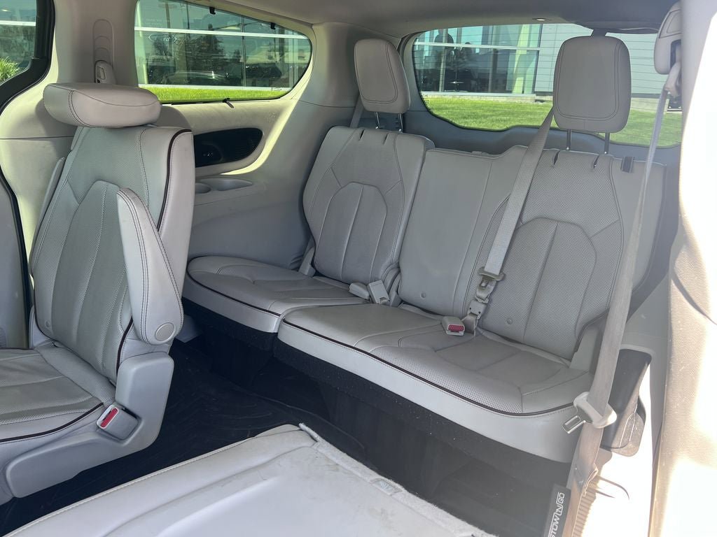 Used 2017 Chrysler Pacifica Limited w/ UConnect Theater Package FWD image 14