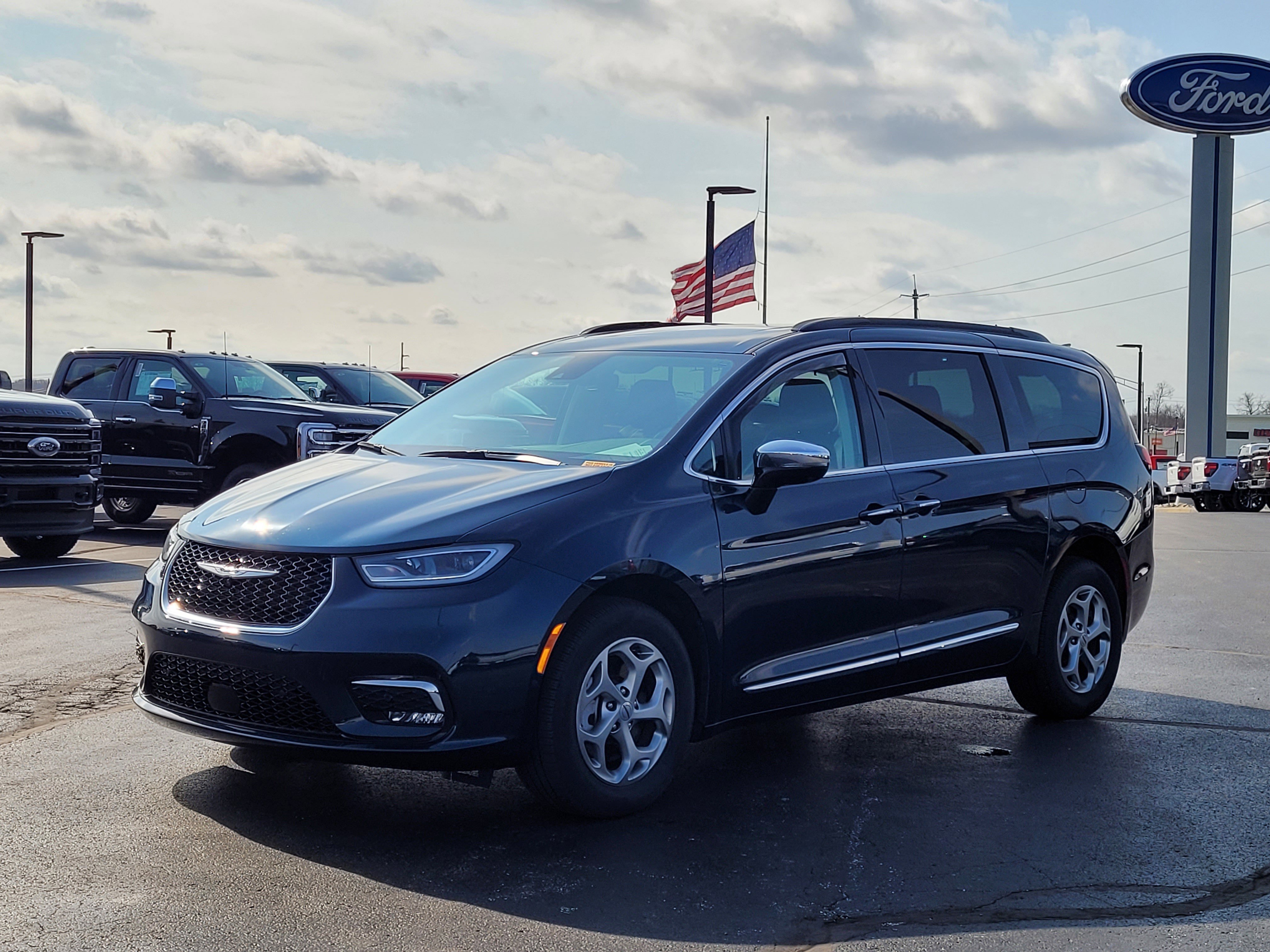 Used 2023 Chrysler Pacifica Limited image 8