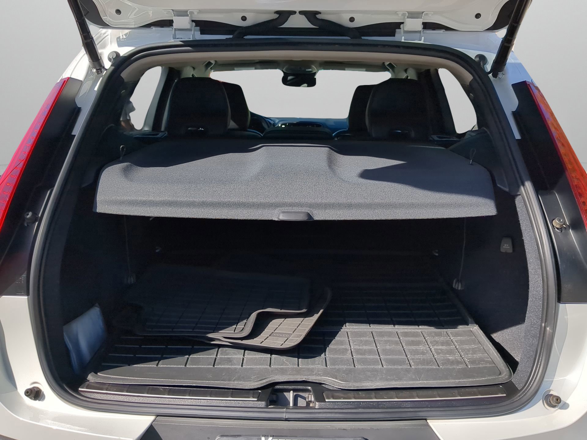 Used 2023 Volvo XC40 B5 Plus image 38