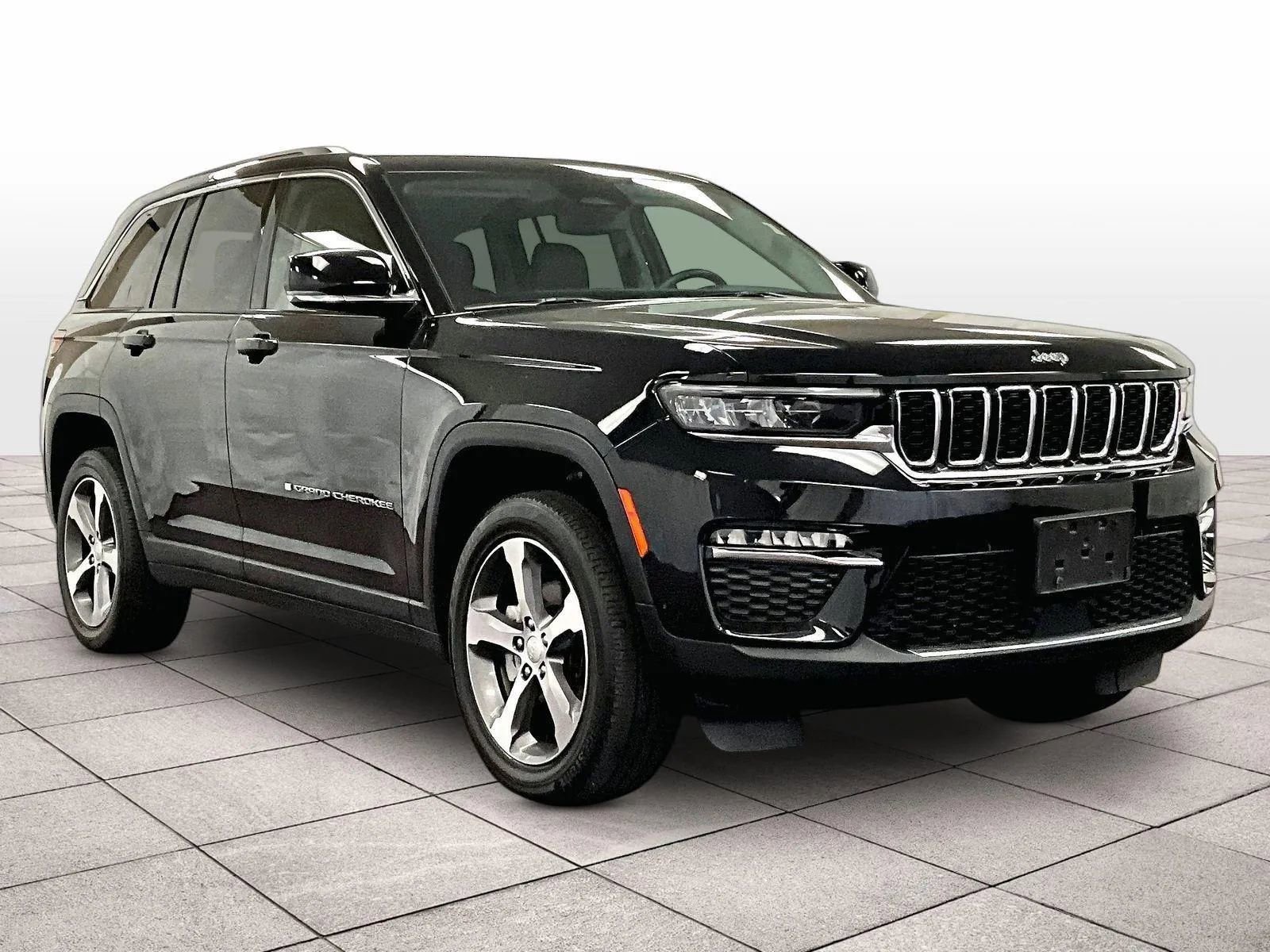 Used 2023 Jeep Grand Cherokee Limited image 2