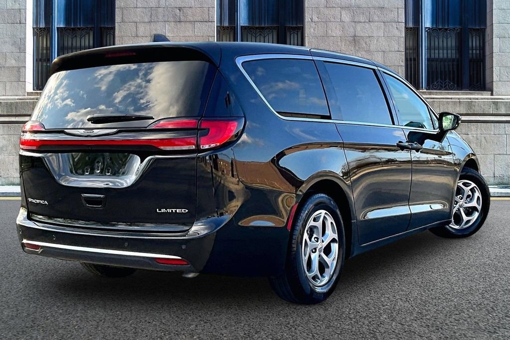 Used 2024 Chrysler Pacifica Limited FWD image 11